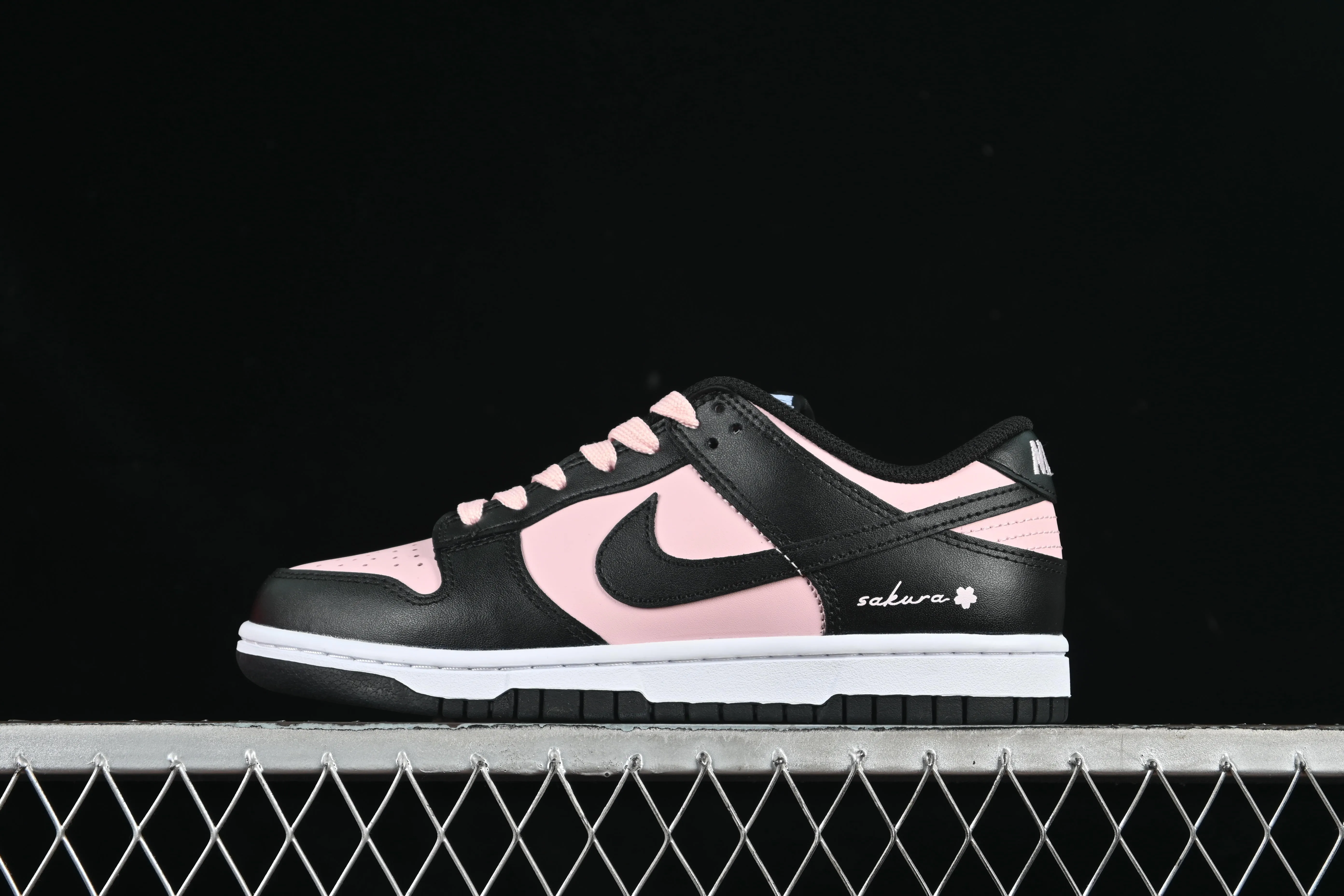 All categories Nk SB Dunk series Nk SB Dunk Low low-top sneakers Nike SB Dunk Low black and pink low-top casual sneakers CW1590-100